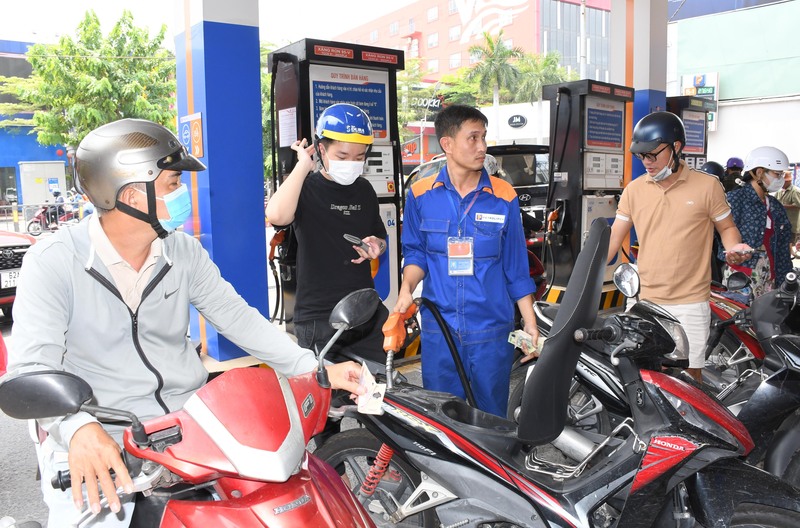 TP. Hồ Chí Minh tăng cường các giải pháp điều hành, bảo đảm nguồn cung xăng dầu phục vụ hoạt động sản xuất, kinh doanh và đời sống người dân trên địa bàn. Ảnh: Thanh Minh.