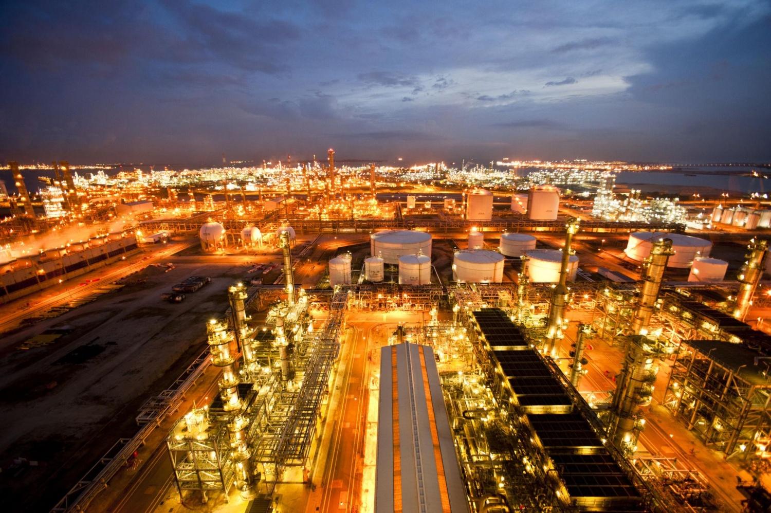 Hàng loạt quốc gia buộc giảm công suất lọc dầu