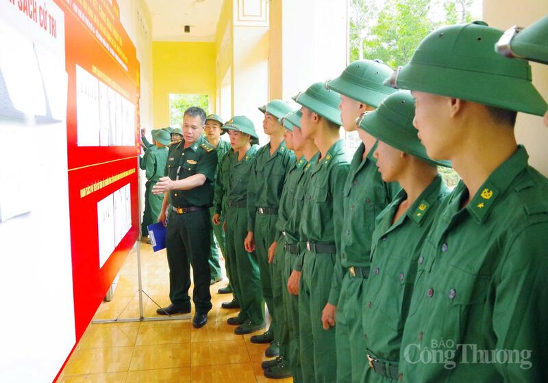 Các cử tri là cán bộ, chiến sĩ (Đồn Biên phòng Nậm Na) nghiên cứu danh sách, tiểu sử các ứng cử viên trước khi thực hiện bầu cử. Ảnh: Lê Sơn