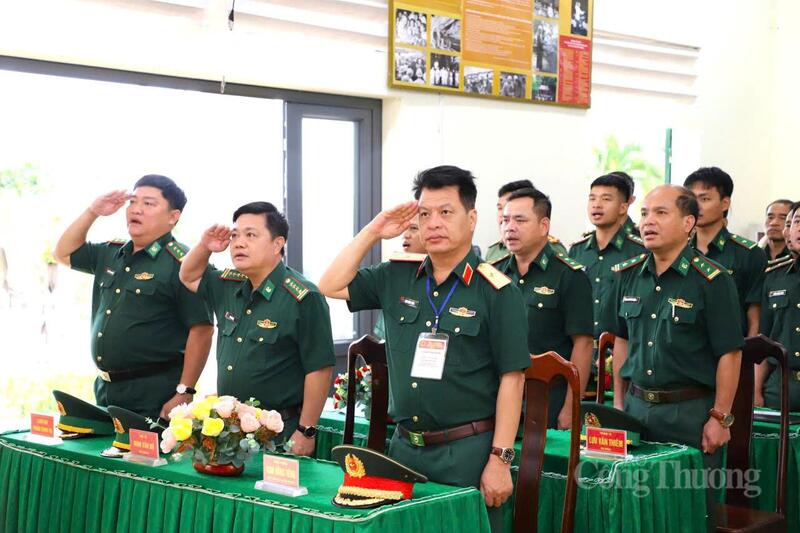 Thiếu tướng Đinh Hồng Tiếng, Chỉ huy trưởng Bộ Chỉ huy Quân sự tỉnh Lâm Đồng  (hàng đầu bên phải) đến dự, động viên cán bộ, chiến sĩ tham gia bầu cử tại Khu vực bỏ phiếu số 21 (Đồn Biên phòng Đắk M’Bai). Ảnh: Bộ CHQS tỉnh Lâm Đồng cung cấp