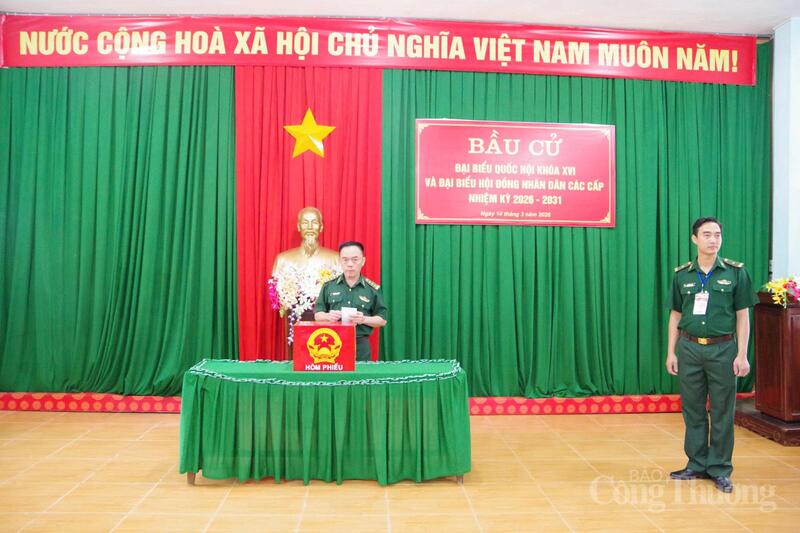 Thượng tá Nguyễn Công Phúc, Chính trị viên Đồn Biên phòng Nậm Na tiến hành bầu cử. Ảnh: Lê Sơn