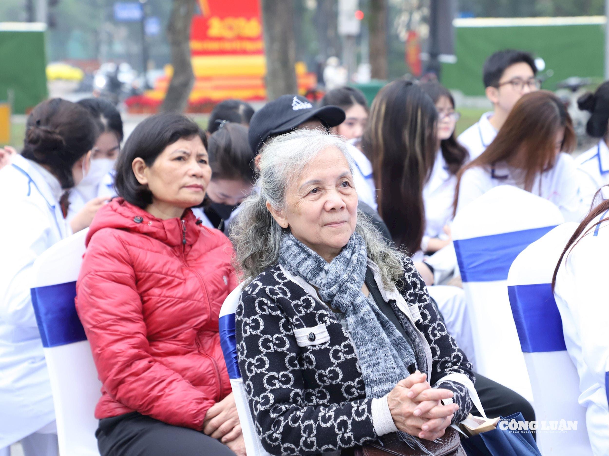 Người cao tuổi hào hứng tham gia hoạt động tư vấn dinh dưỡng khoa học.