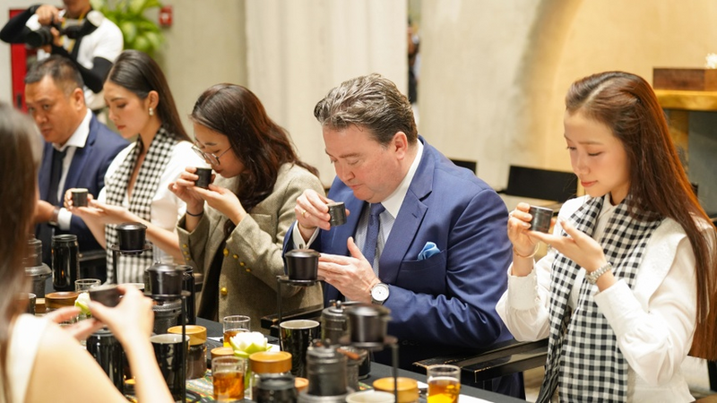 Ông Marc Evans Knapper – Cựu Đại sứ Mỹ tại Việt Nam - trải nghiệm thiền cà phê tại Bảo tàng Thế giới Cà phê và nhận định đây là “trải nghiệm sâu sắc, chưa từng có”.