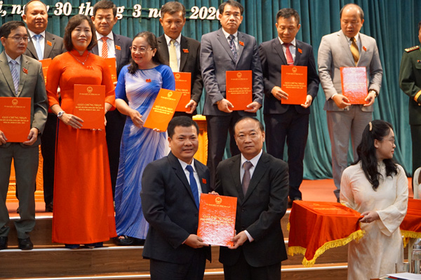 Bí thư Tỉnh ủy Gia Lai Thái Đại Ngọc (bìa phải) trao giấy chứng nhận cho các đại biểu trúng cử. Ảnh: Thanh Tuấn