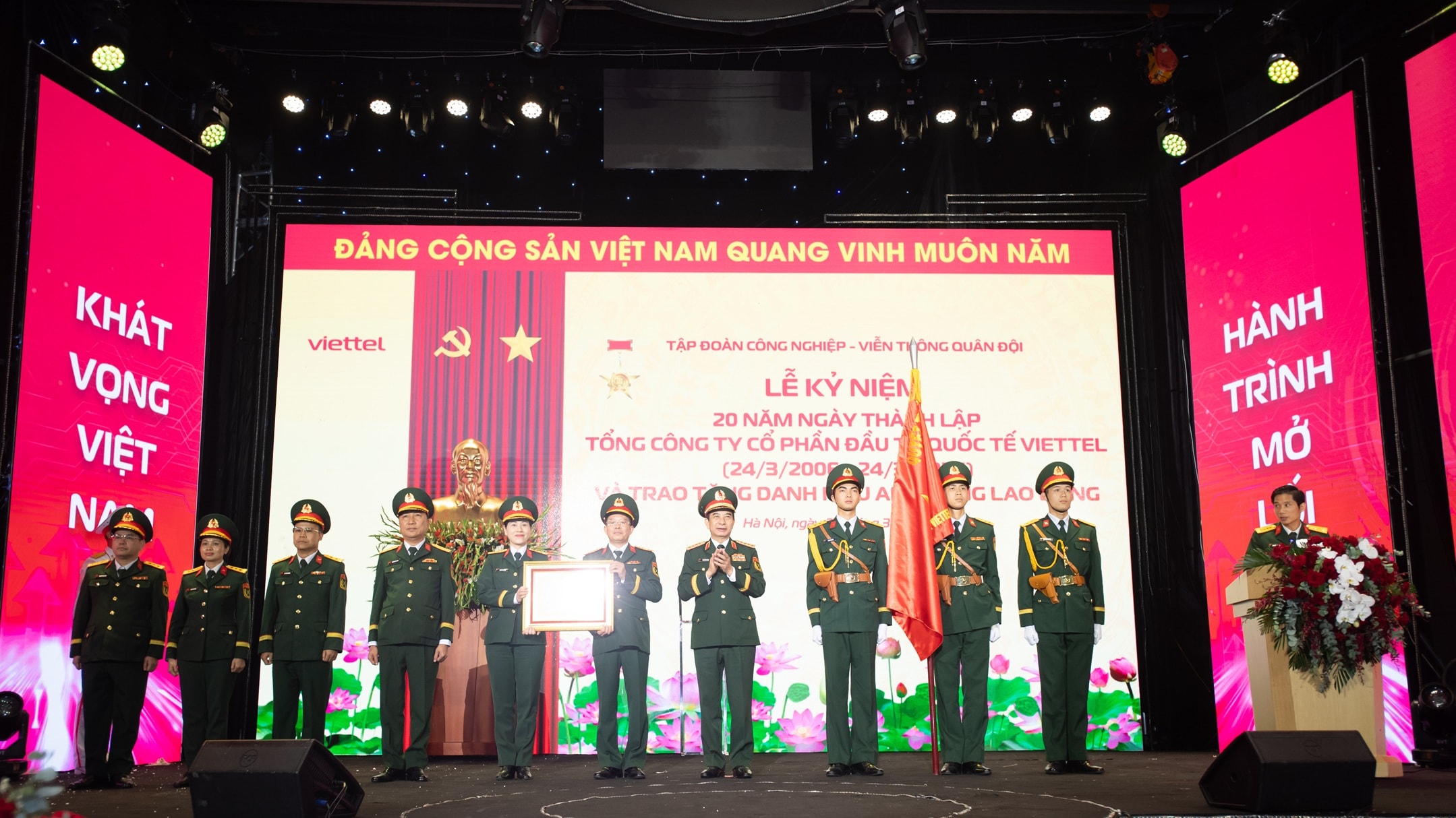 Anh 2 - Viettel Global nhan danh hieu Anh hung lao dong tu Dai tuong Phan Van Giang