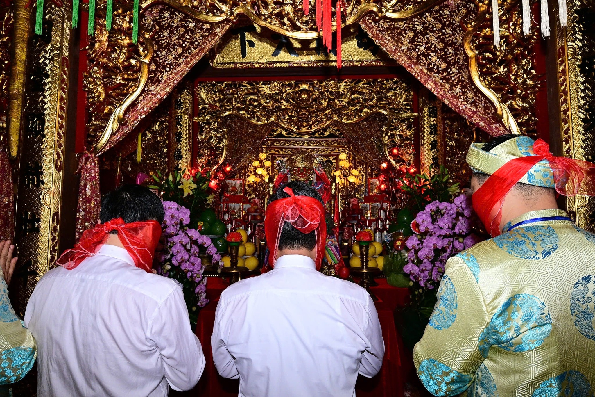 Lãnh đạo phường Minh Xuân thực hiện nghi lễ trước khi rước Long Ngai Thánh Mẫu đền Ỷ La.