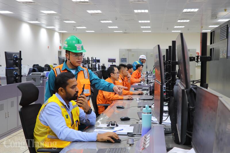 Công tác quản lý chất lượng và HSE (an toàn - sức khỏe - môi trường) tại dự án được triển khai nghiêm ngặt theo mô hình hợp đồng quốc tế, bảo đảm kiểm soát toàn diện từ khâu thiết kế, mua sắm, thi công đến chạy thử. Ảnh: Thanh Tuấn