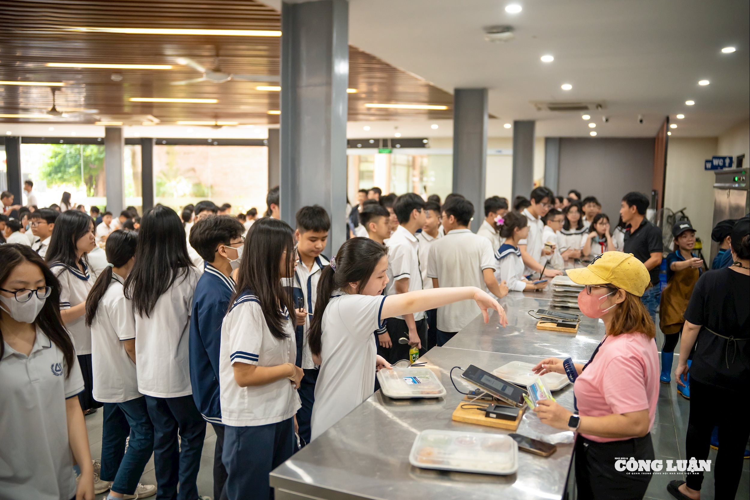 Bữa trưa bán trú đủ chất dinh dưỡng không chỉ để học sinh no bụng, mà còn để các em được chăm sóc toàn diện cả thể chất lẫn tinh thần.