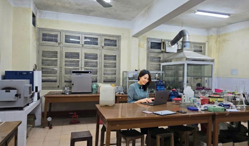Cán bộ giảng viên, học viên nhà trường tham gia nghiên cứu tại phòng thí nghiệm hóa - lý,  cơ sở liên kết với HaUI. Ảnh: TH