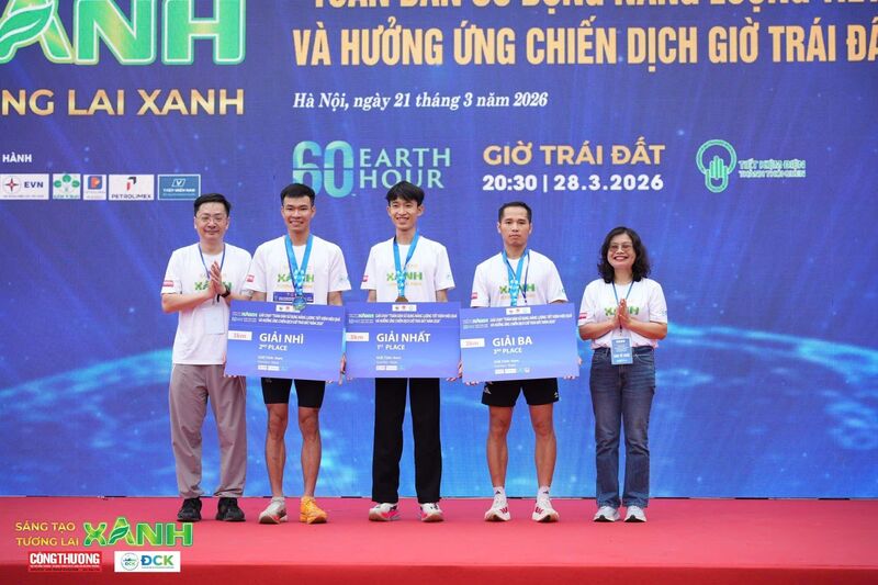 Anh Cao Văn Đạt  (thứ 2 từ trái sang) Công ty Nhiệt điện Mông Dương giành giải Nhì tại Giải chạy phát động “Toàn dân sử dụng năng lượng tiết kiệm hiệu quả và hưởng ứng Chiến dịch Giờ Trái đất 2026”