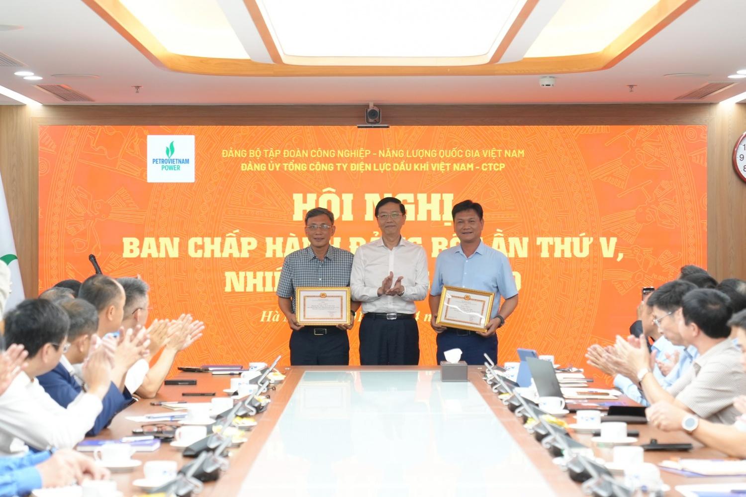 PV Power trao Huy hiệu 30 năm tuổi Đảng và khen thưởng tập thể, cá nhân tiêu biểu