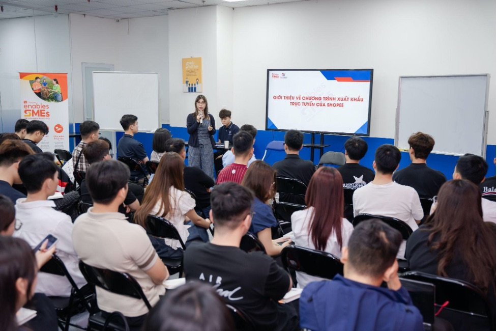 Buổi đào tạo có đội ngũ chuyên gia từ Shopee cập nhật những chương trình nổi bật của sàn cùng đối tác Shopee Enablers chia sẻ kinh nghiệm thực tiễn đến nhà bán. Ảnh: Shopee