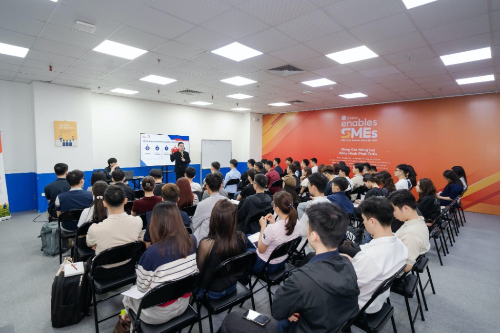 Buổi đào tạo đầu tiên của “Tiếp sức doanh nghiệp Việt” có chủ đề xoay quanh xu hướng bán hàng và lập kế hoạch kinh doanh trên sàn. Ảnh: Shopee
