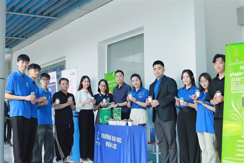 Các đại biểu cùng sinh viên tham gia hoạt động đổi pin cũ nhận cây xanh.