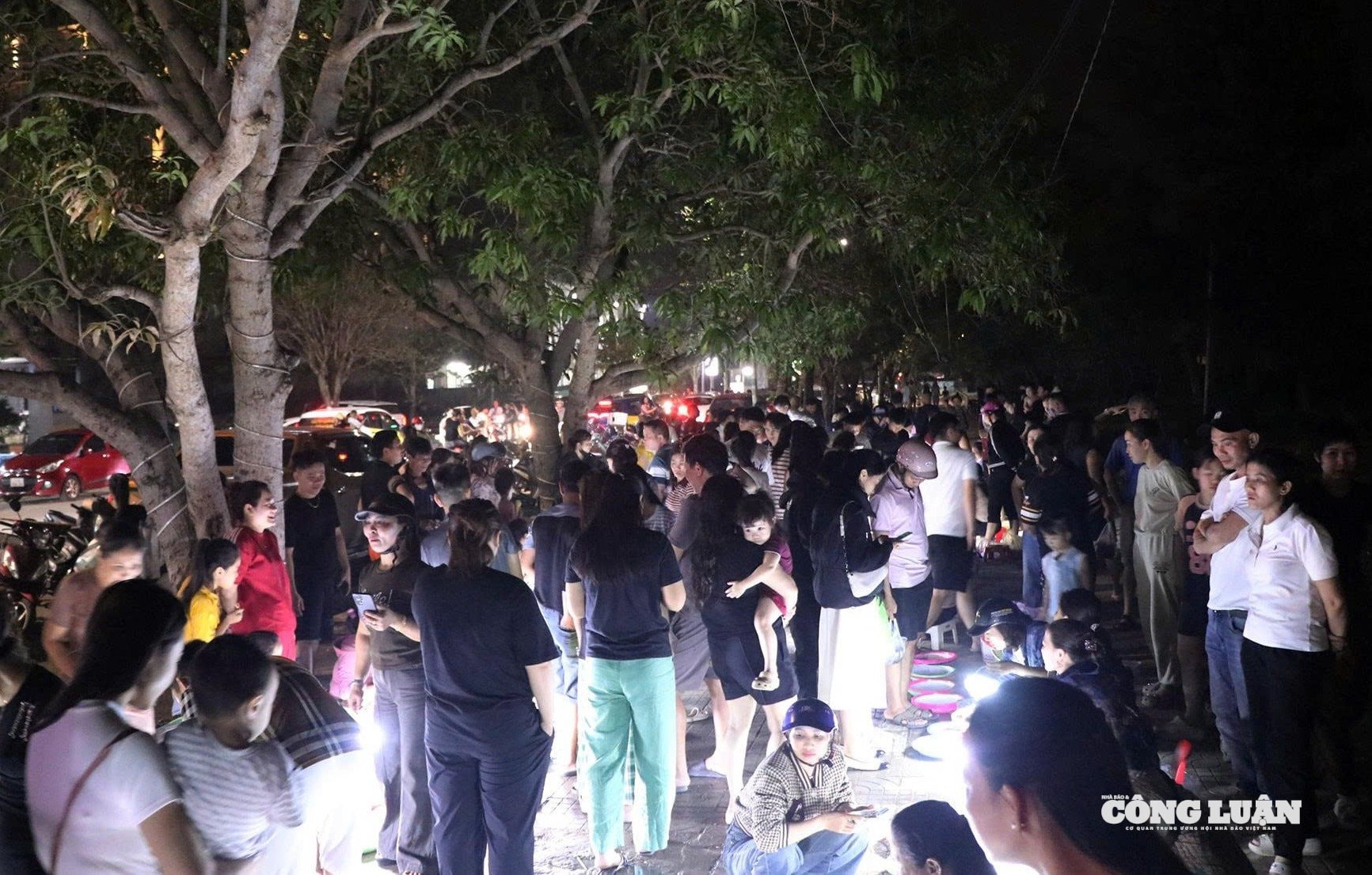 Chợ đêm tấp nập kẻ mua người bán, tạo nên điểm nhấn của phố biển Cửa Lò