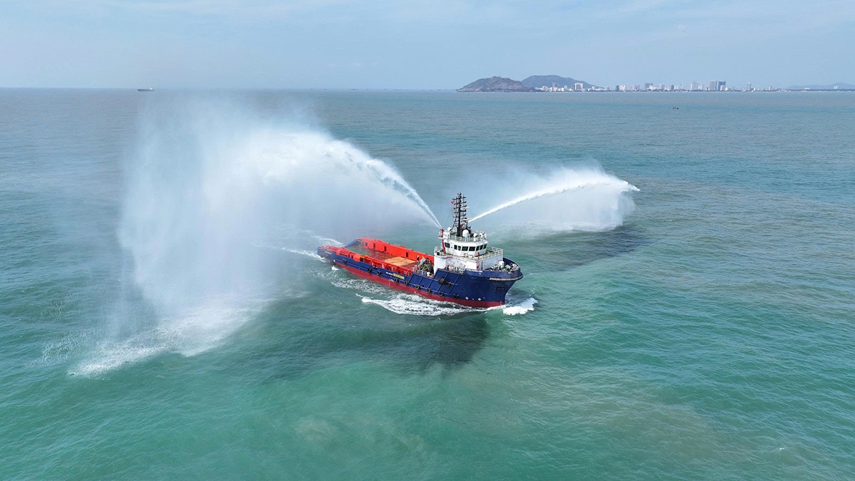 Những người bám biển giữa trùng khơi