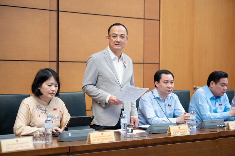 Đại biểu Nguyễn Ngọc Sơn phát biểu, tăng trưởng hai con số đi kèm với điều kiện phát triển năng lượng, đảm bảo an ninh năng lượng.