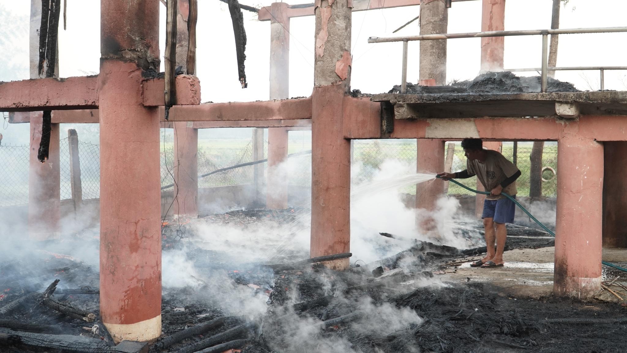 Ngôi nhà rông bị cháy rụi chỉ còn trơ lại các cột bê to