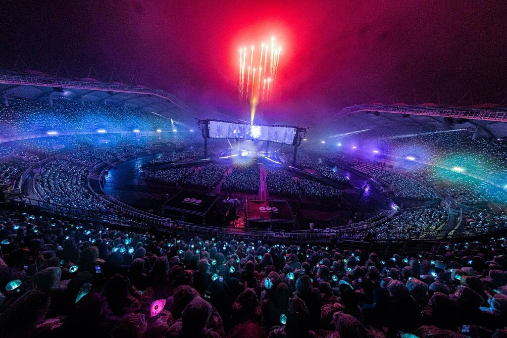 Theo truyền thông Hàn Quốc, concert của BTS thu hút khoảng 50.000 khán giả. Ảnh: Lotte