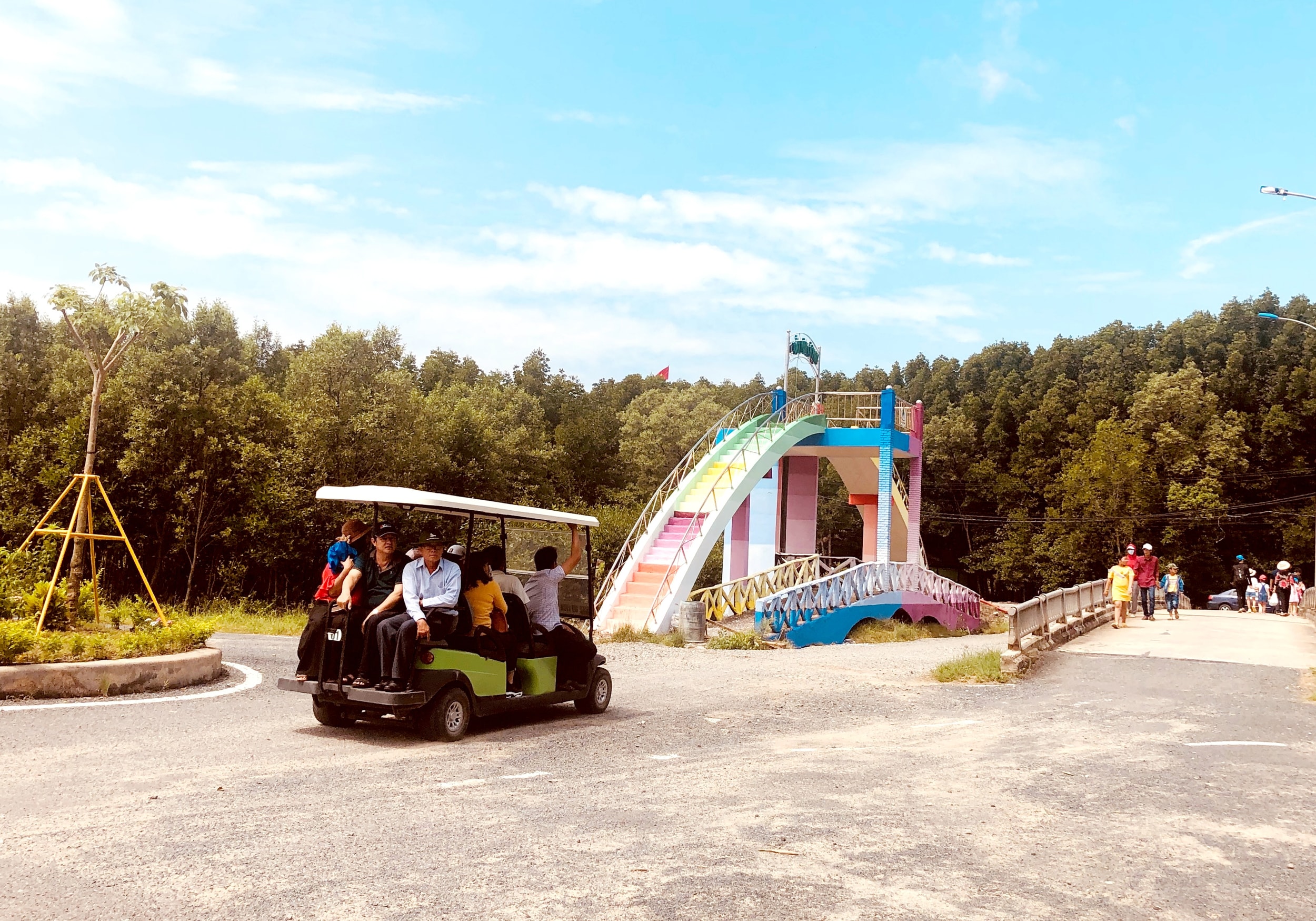 Dat Mui ngay cang hap dan du khach