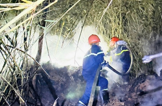 Nỗ lực dập tắt đám cháy rừng. Ảnh: Công an tỉnh Quảng Trị