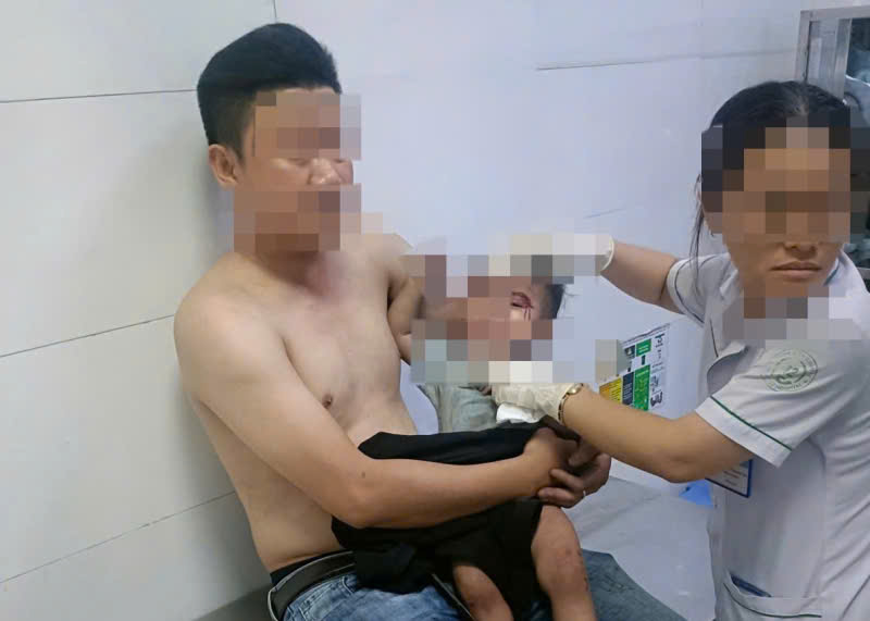 Cháu bé được giải cứu an toàn trong đám cháy. Ảnh: Phú Lữ