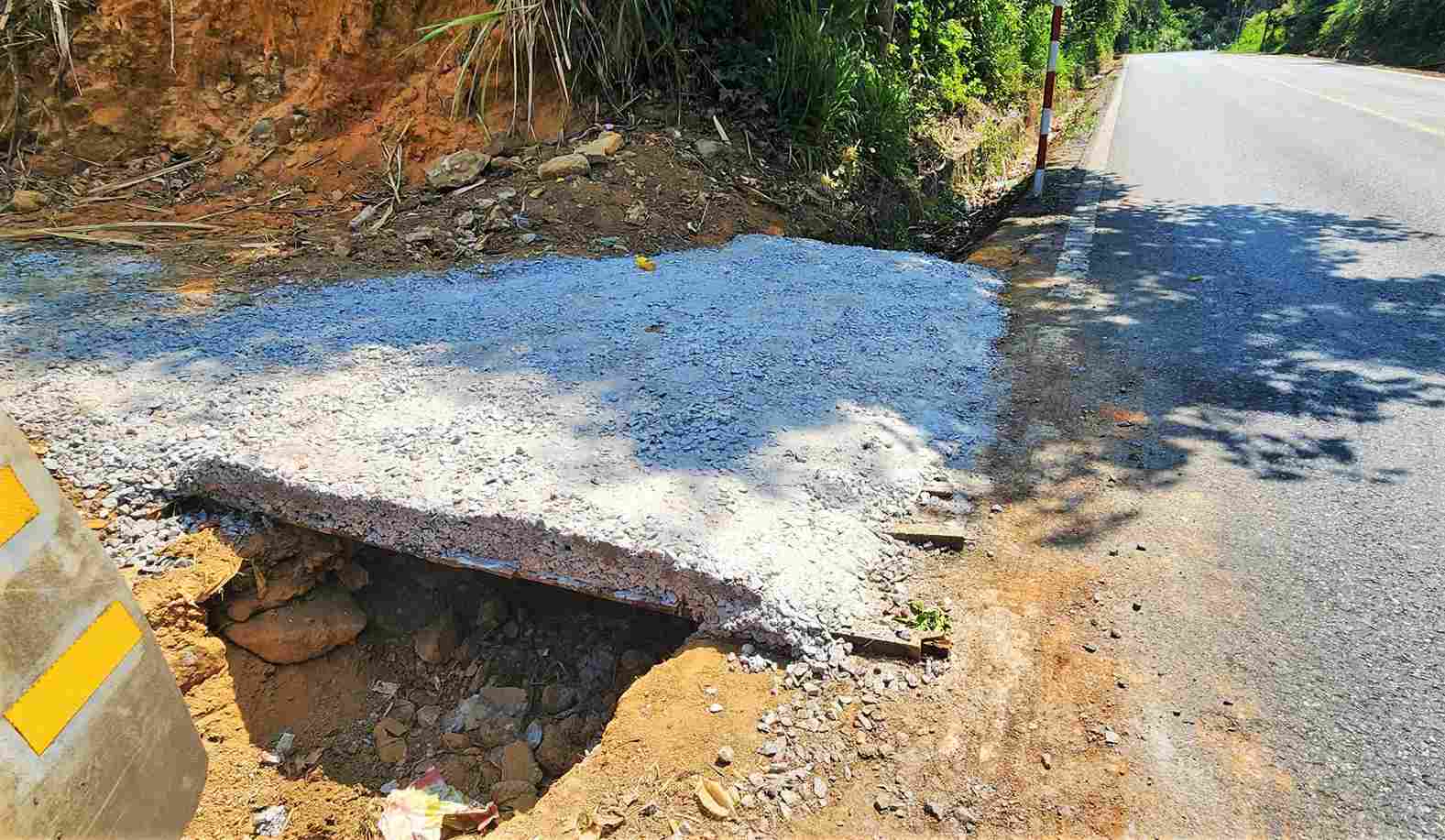 Vị trí đặt tấm đan đấu nối trên đường đèo Bảo Lộc vào khu san gạt đất lâm nghiệp trái phép. Ảnh: Phúc Khánh