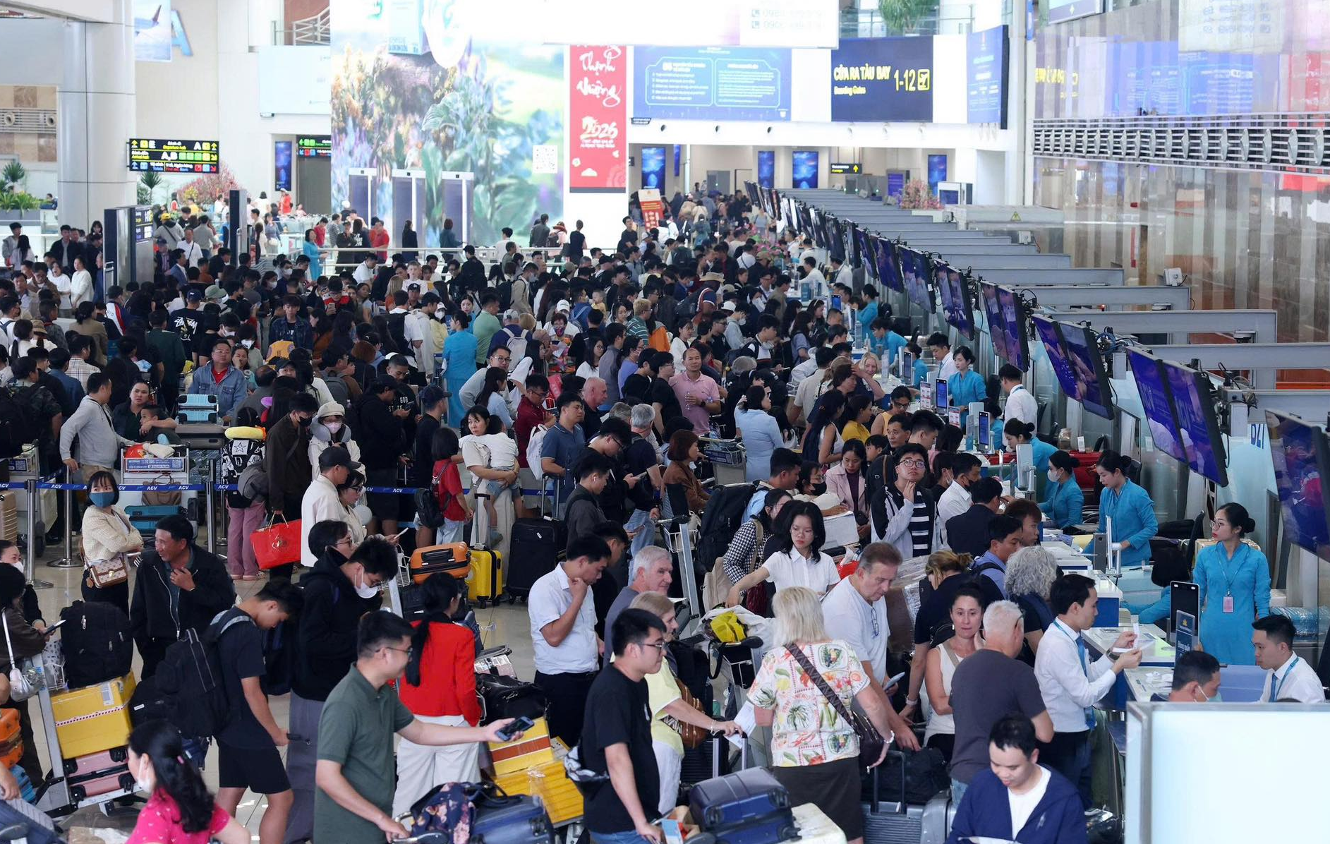 Hình ảnh đông đảo hành khách di chuyển qua cảng hàng không quốc tế Nội Bài trong ngày cuối cùng của kỳ nghỉ Tết Nguyên đán 2026. Ảnh: TL.