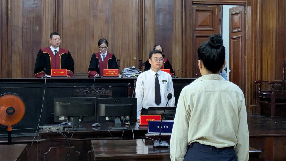 Bị cáo Đinh Thị Lan nghe HĐXX tuyên án. Ảnh: Anh Tú