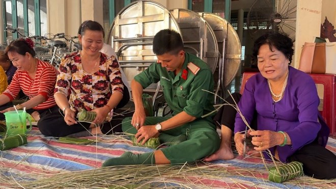 Đồng bào, chiến sĩ cùng gói bánh tét dịp Tết Chôl Chnăm Thmây