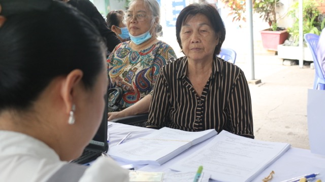 Người dân được tầm soát nhiều bệnh lý mạn tính và tư vấn chăm sóc sức khỏe lâu dài. Ảnh: Nguyễn Ly