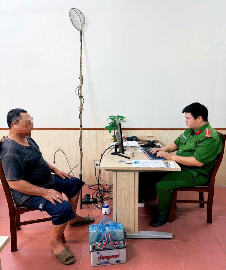 Ông P. C. T cùng bộ kích điện tại Công an xã Đông Hưng. Ảnh: Công an tỉnh Hưng Yên