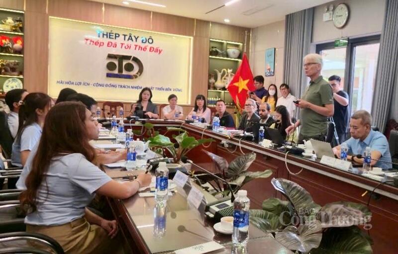 Quang cảnh buổi làm việc.