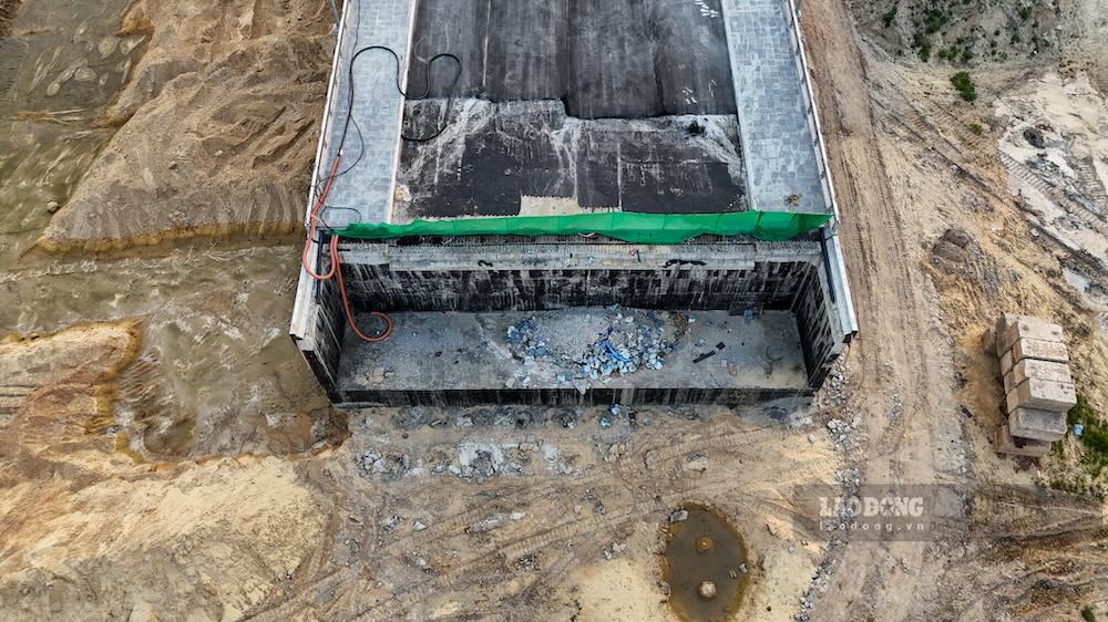 Công trường không có công nhân, máy móc vì chưa có mặt bằng thi công. Ảnh: Nguyễn Luân