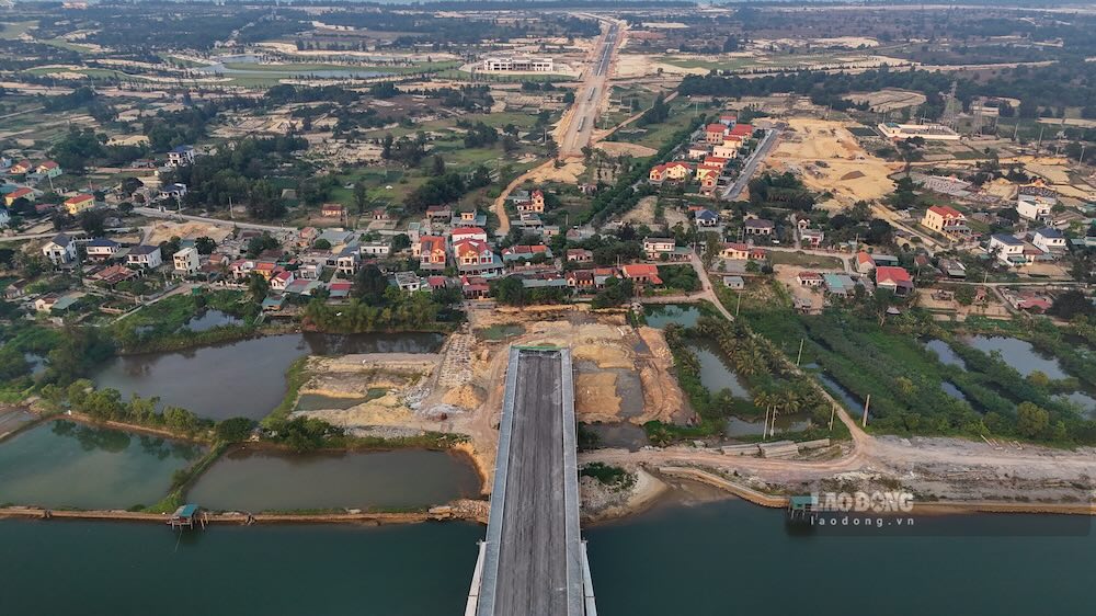 Điểm nghẽn mặt bằng phía phường Đồng Hới khiến công tác thi công đường dẫn lên cầu bị đình trệ. Ảnh: Nguyễn Luân