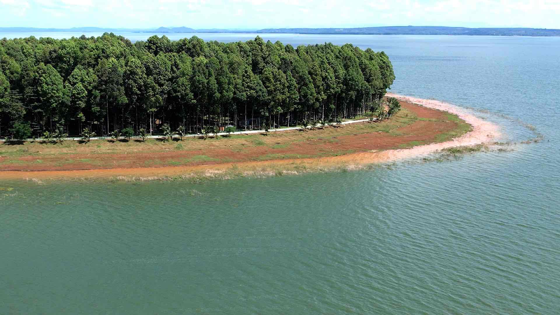 Một hòn đảo trên hồ Trị An. Ảnh: HAC