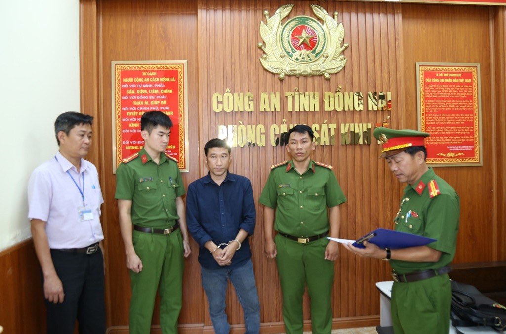 Cơ quan Cảnh sát điều tra thi hành lệnh bắt bị can Phan Văn Lợi để tạm giam. Ảnh: Công an tỉnh Đồng Nai