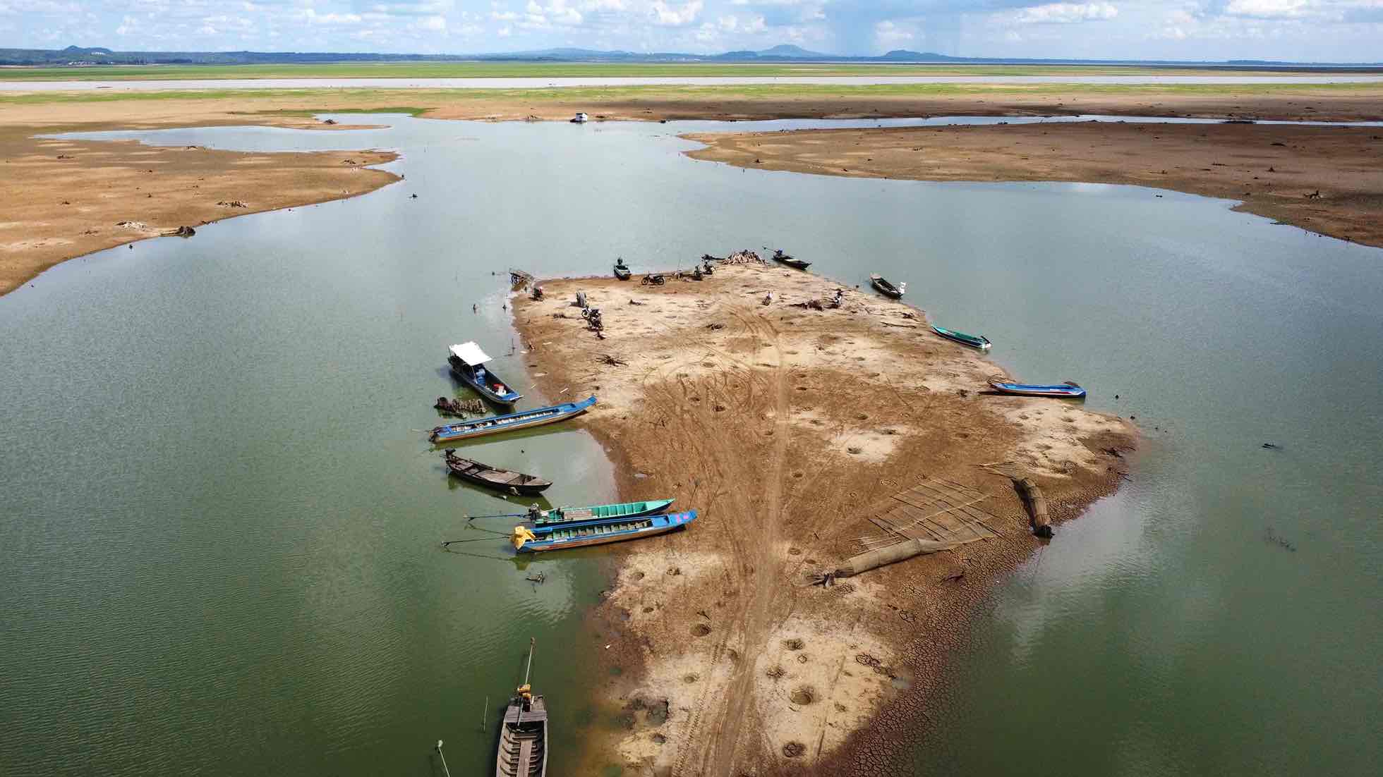 Hồ Trị An mùa nước cạn, nơi mưu sinh của nhiều người dân. Ảnh: HAC