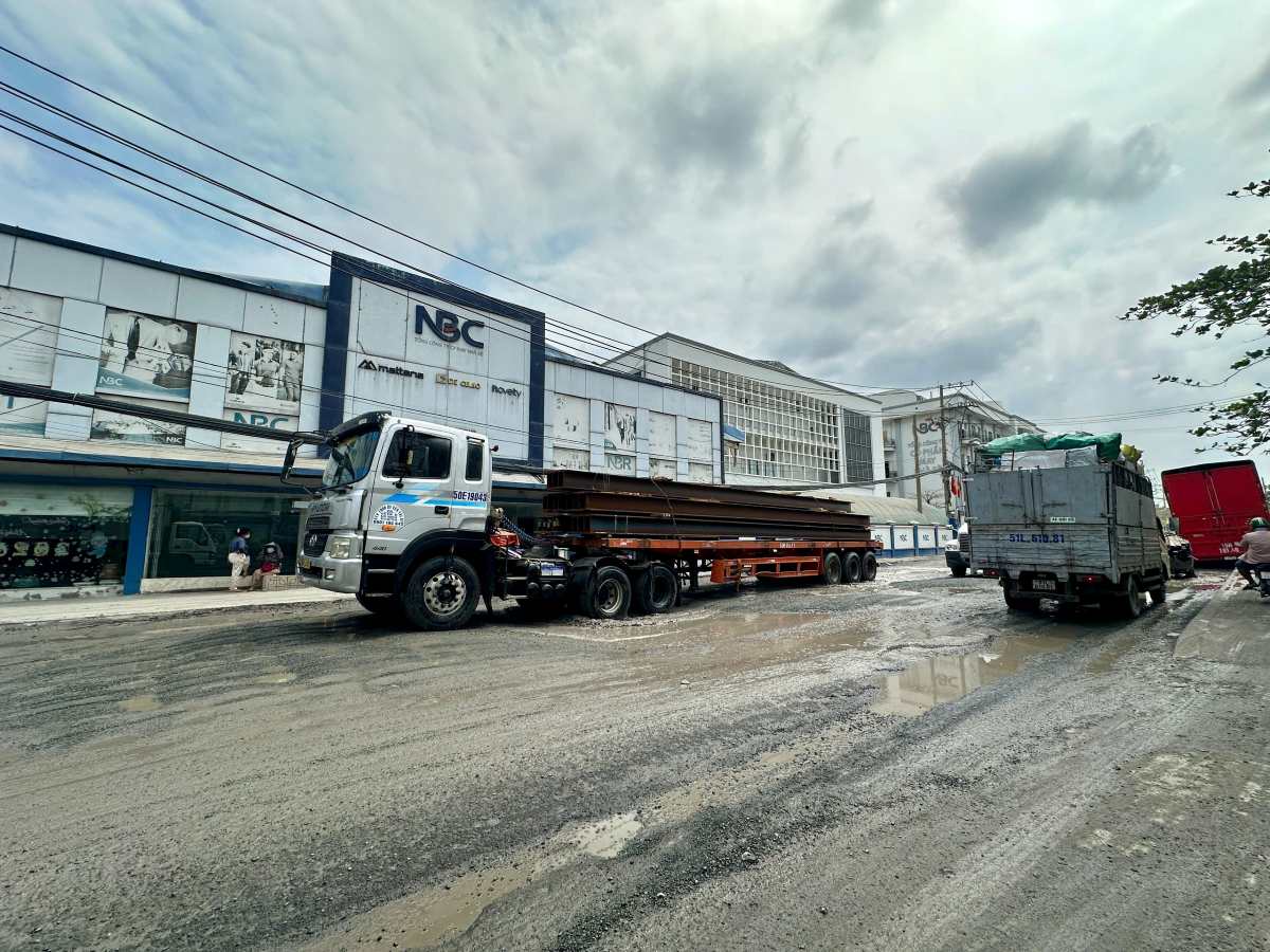 Lượng xe tải, container lưu thông qua đường Bến Nghé mỗi ngày. Ảnh: Minh Tâm