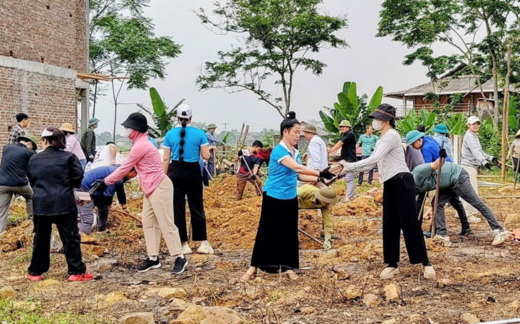 Các lực lượng đào móng, vận chuyển vật liệu và dựng nhà cho gia đình chị Lường Thị Nguyệt.