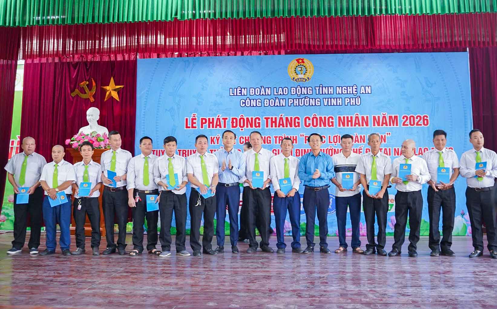 Phó Chủ tịch LĐLĐ tỉnh và Chủ tịch UBND phường Vinh Phú trao quà cho người lao động có hoàn cảnh khó khăn. Ảnh: Duy Chương