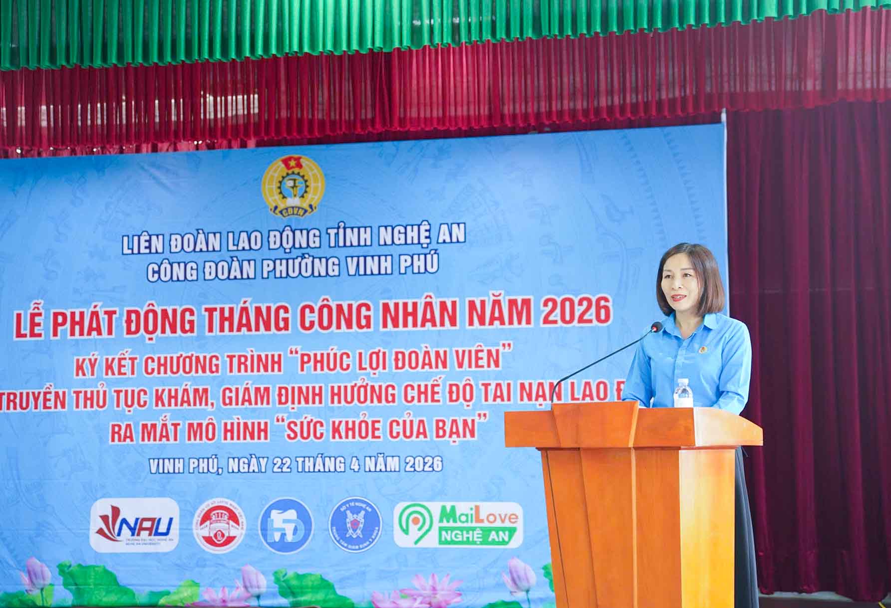 Bà Trần Lệ Thi - Chủ tịch Công đoàn phường Vinh Phú phát biểu tại buổi lễ. Ảnh: Duy Chương