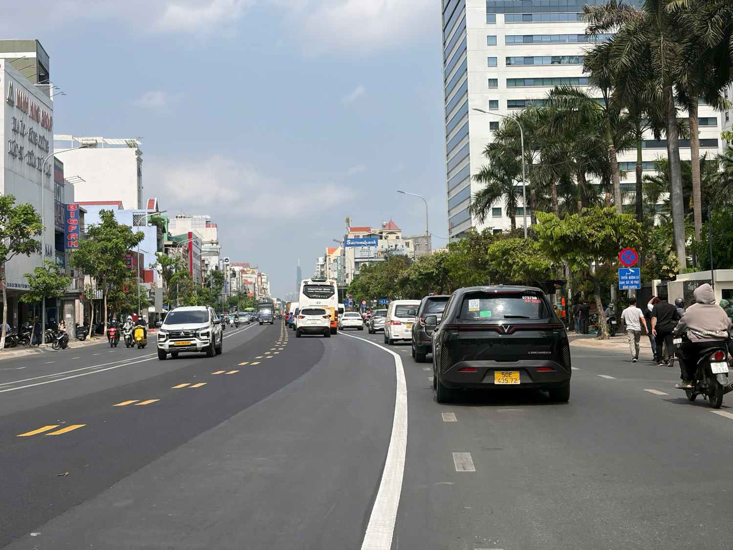 Sau khi dỡ bỏ dải phân cách bê tông, đường Cộng Hòa được kẻ lại vạch sơn, chuẩn bị tổ chức phân làn linh hoạt theo thời gian (đường 3 chiều).  Ảnh: Minh Quân