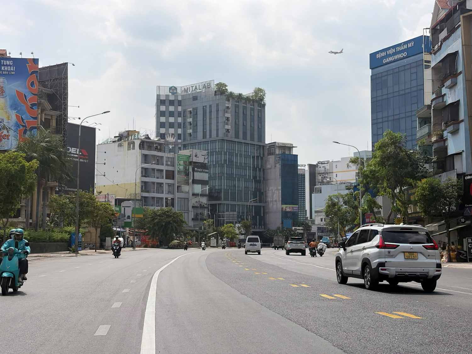 Dải phân cách đường Cộng Hòa sau khi phá bỏ được trải bê tông nhựa cho xe lưu thông.  Ảnh: Minh Quân