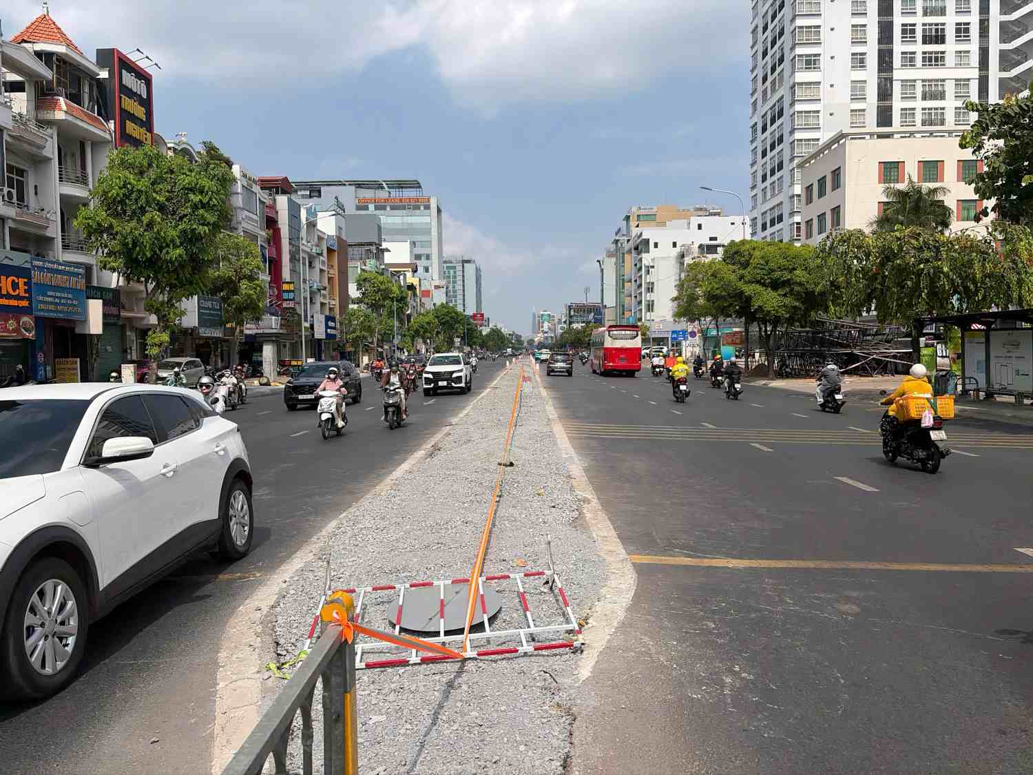 Dải phân cách bằng bê tông giữa đường Cộng Hòa đã được phá bỏ. Ảnh: Minh Quân