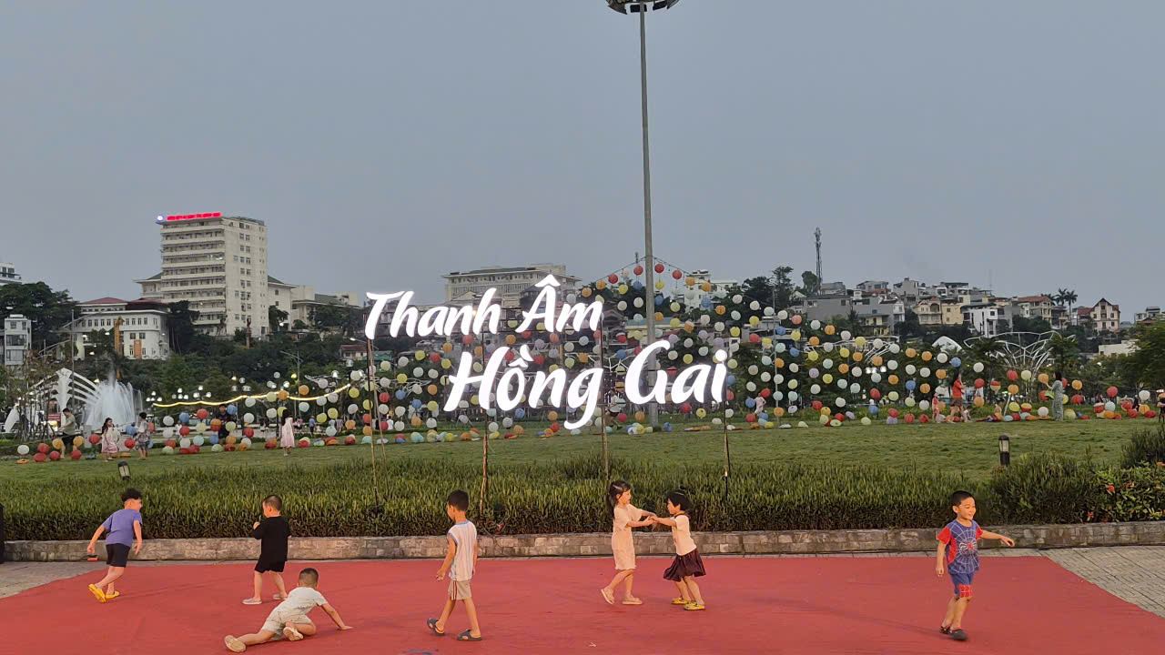 Trong công viên, phường Hòn Gai cũng tổ chức một số sự kiện phục vụ du khách và nhân dân dịp lễ. Ảnh: Nguyễn Hùng