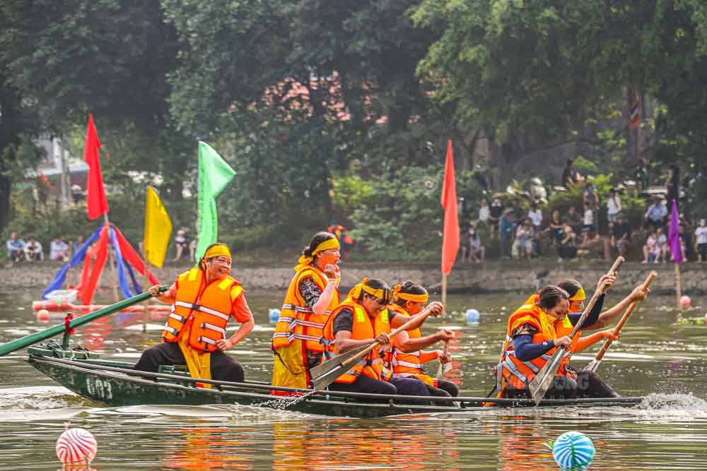 Giải đua thuyền năm nay diễn ra trong điều kiện thời tiết thuận lợi, đúng dịp nghỉ lễ Giỗ Tổ Hùng Vương (mùng 10.3 âm lịch), thu hút hàng nghìn người cổ vũ. Các trận giao lưu bóng chuyền với sự tham gia của nhiều đội tuyển trong tỉnh cũng góp phần tăng sức hút, đặc biệt với giới trẻ.