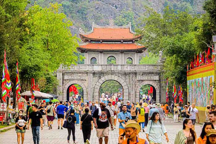 Ngay từ sáng sớm, dòng người đã đổ về khu vực đền thờ vua Đinh, vua Lê. Không chỉ hòa mình vào không khí lễ hội, người dân và du khách còn tham gia nhiều trò chơi dân gian, hoạt động trải nghiệm đặc sắc. Trong tiếng trống chiêng vang vọng, đoàn rước kiệu uy nghi tiến qua sân đền cổ kính, tạo nên khung cảnh trang trọng, đậm bản sắc văn hóa.