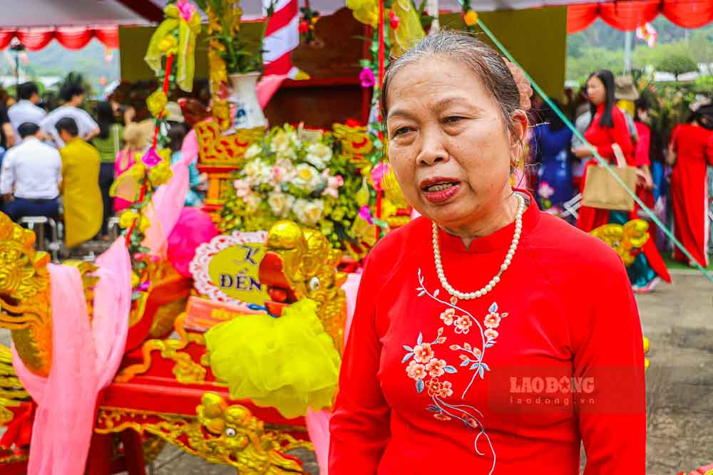 Bà Nguyễn Thị Thoa (69 tuổi, phường Tây Hoa Lư), tham gia đoàn rước kiệu, chia sẻ: “Tôi tham gia nhiều năm nhưng năm nào cũng xúc động, tự hào. Đây không chỉ là hoạt động lễ hội mà còn là dịp con cháu tưởng nhớ công lao các vua Đinh, vua Lê, gìn giữ truyền thống quê hương”.