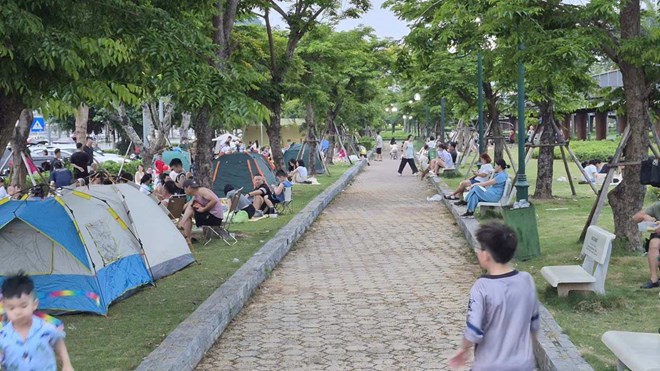 Du khách, người dân đổ xô cắm trại ở công viên đẹp nhất Quảng Ninh